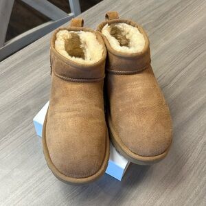 UGG Women’s Chestnut Classic Ultra Mini AND Cleaning Kit